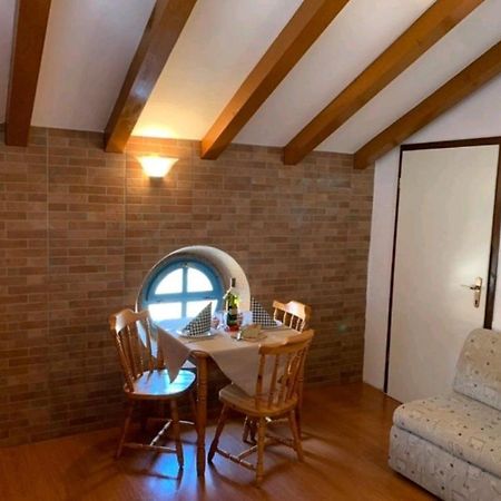 Lovely Studio Apartments Mali Raj ヴルサル エクステリア 写真