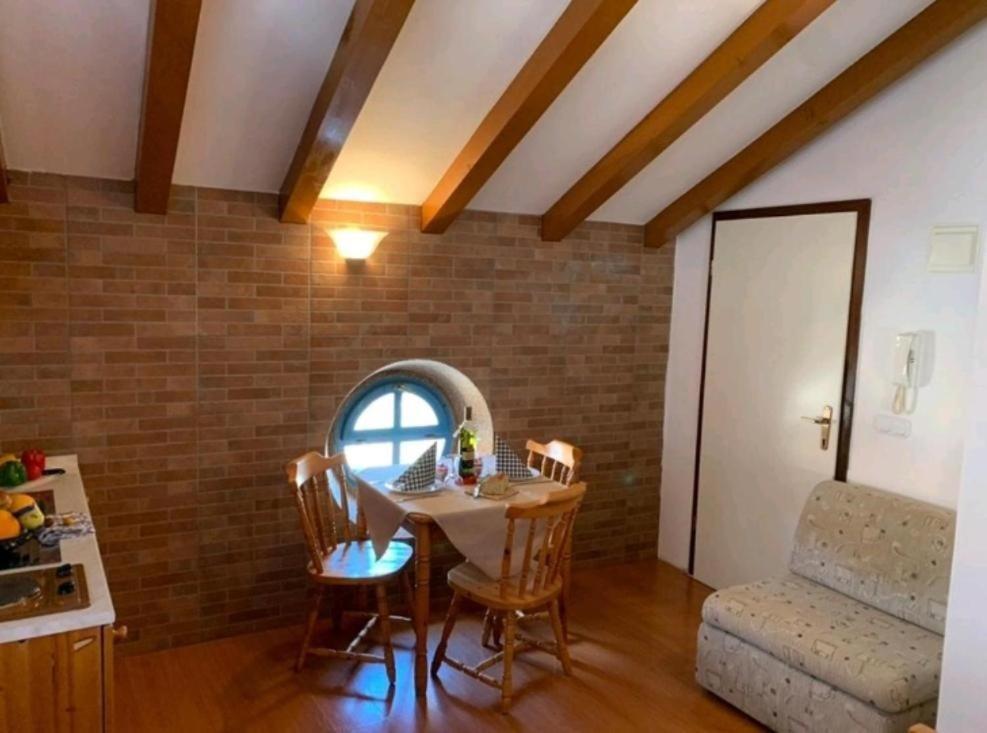Lovely Studio Apartments Mali Raj ヴルサル エクステリア 写真