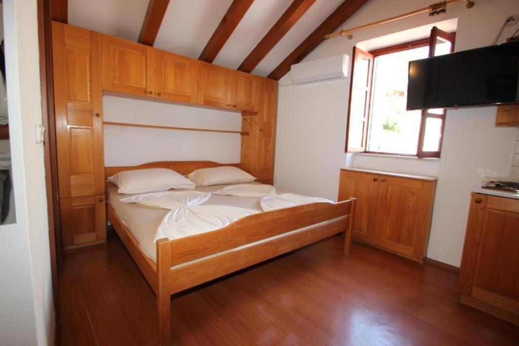 Lovely Studio Apartments Mali Raj ヴルサル エクステリア 写真