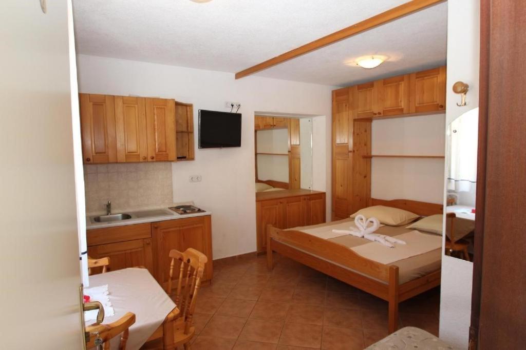 Lovely Studio Apartments Mali Raj ヴルサル エクステリア 写真