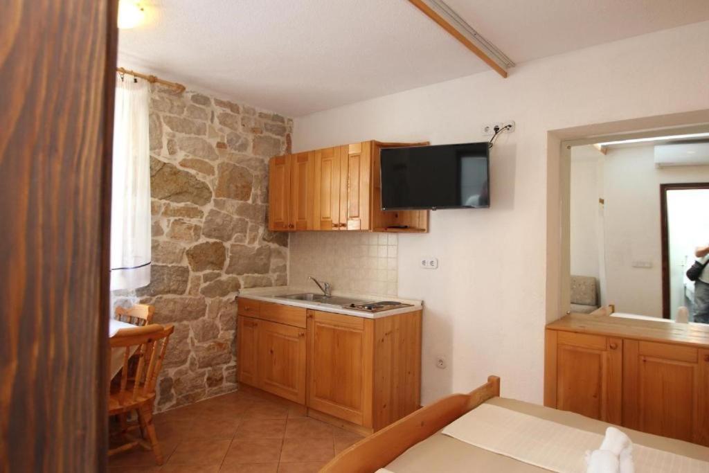Lovely Studio Apartments Mali Raj ヴルサル エクステリア 写真