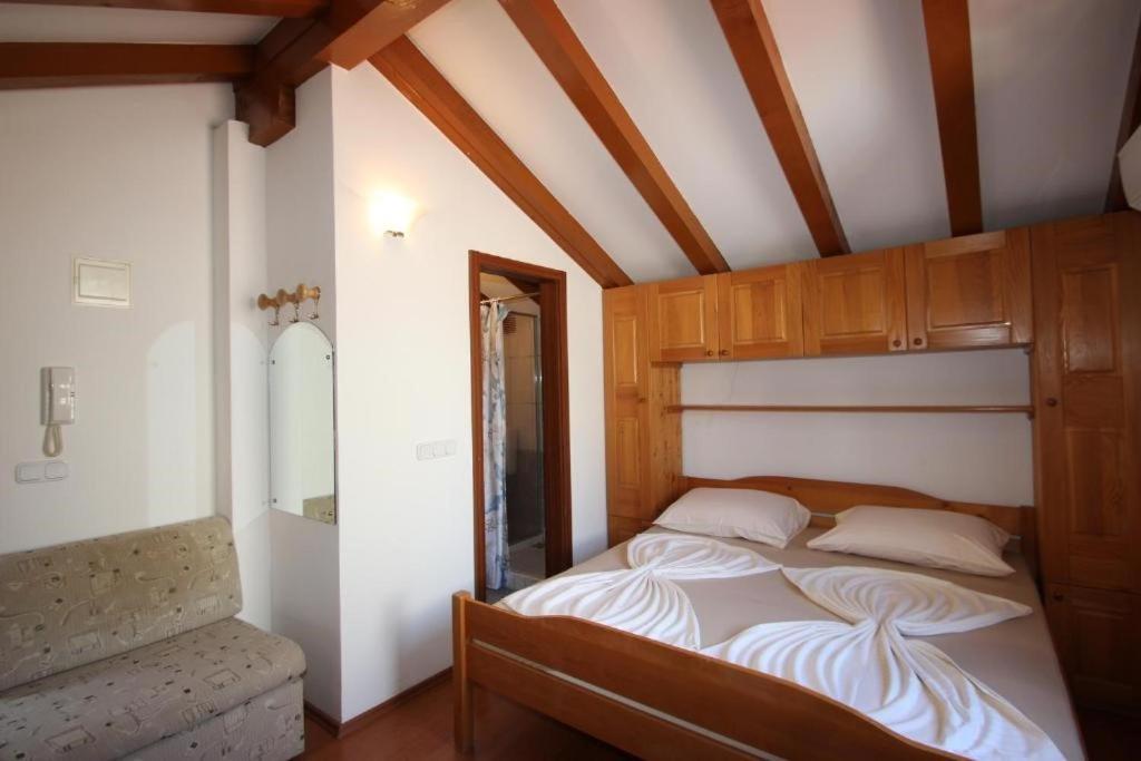 Lovely Studio Apartments Mali Raj ヴルサル エクステリア 写真