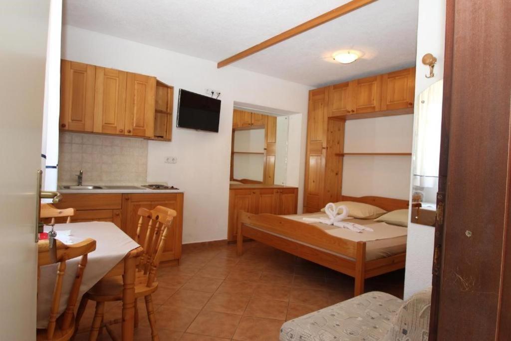 Lovely Studio Apartments Mali Raj ヴルサル エクステリア 写真