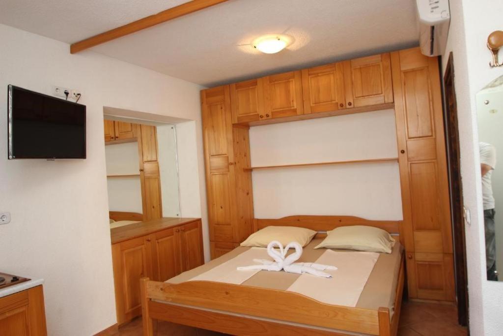 Lovely Studio Apartments Mali Raj ヴルサル エクステリア 写真