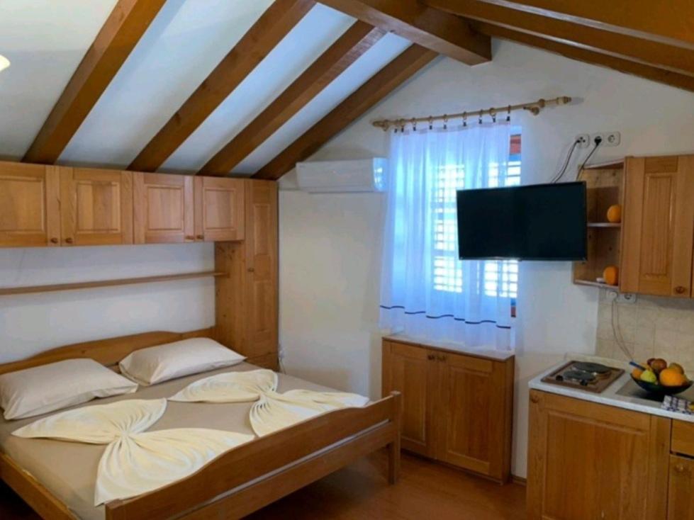 Lovely Studio Apartments Mali Raj ヴルサル エクステリア 写真