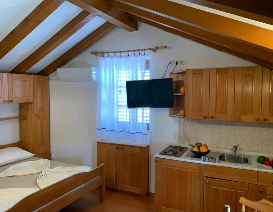 Lovely Studio Apartments Mali Raj ヴルサル エクステリア 写真