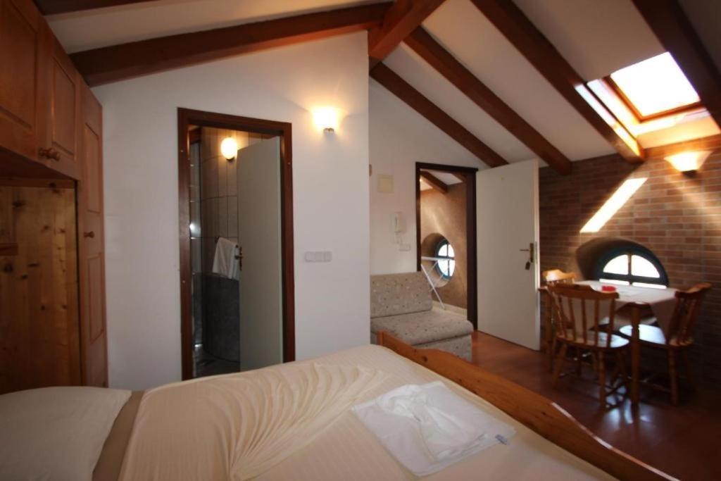 Lovely Studio Apartments Mali Raj ヴルサル エクステリア 写真